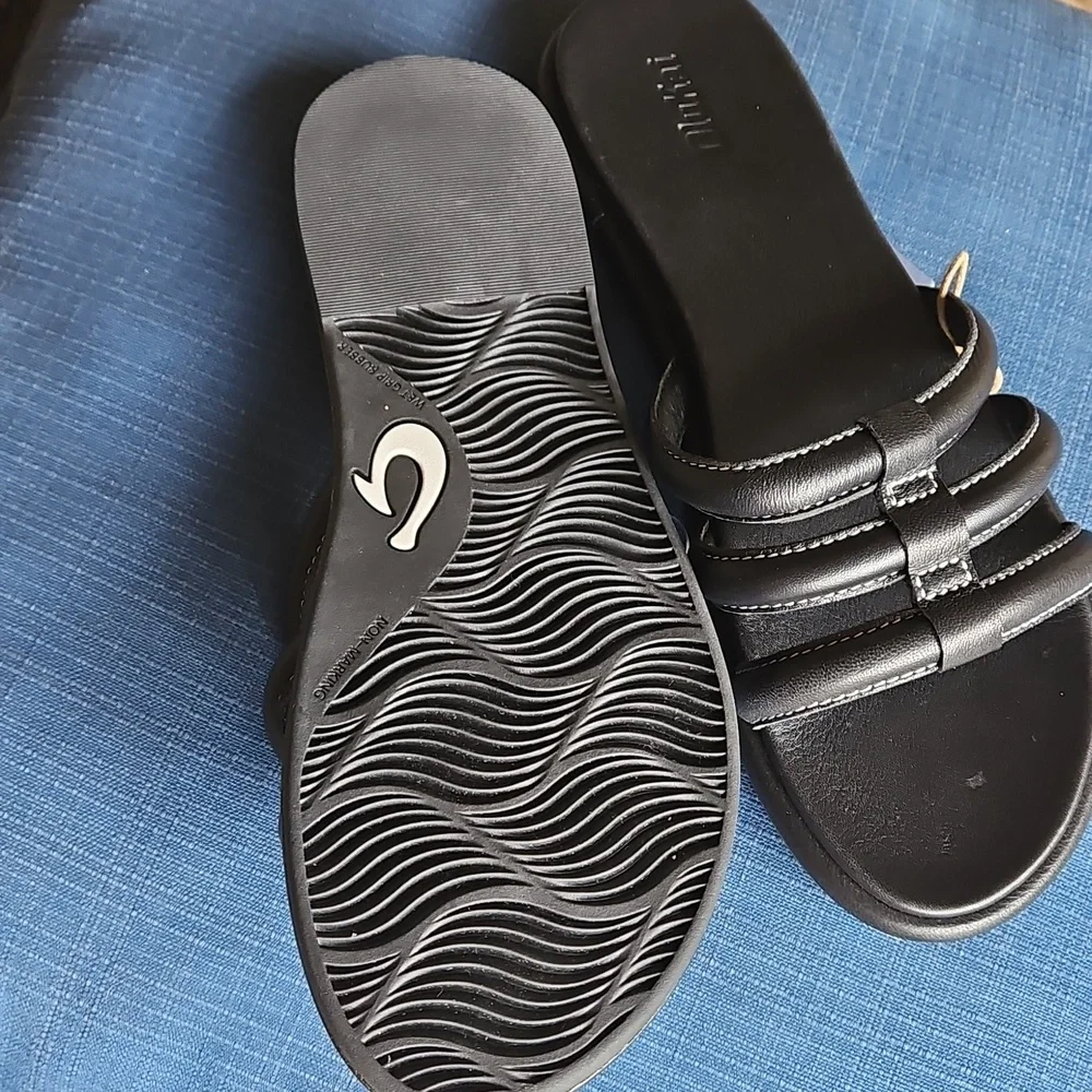 OluKai Tiare Leather Slides Sandals Black, White Contrast Stitch Detail Size 8